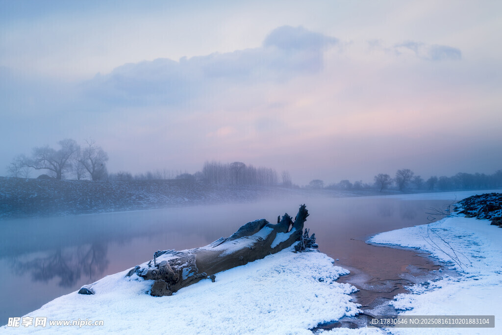 冬日河畔雪景