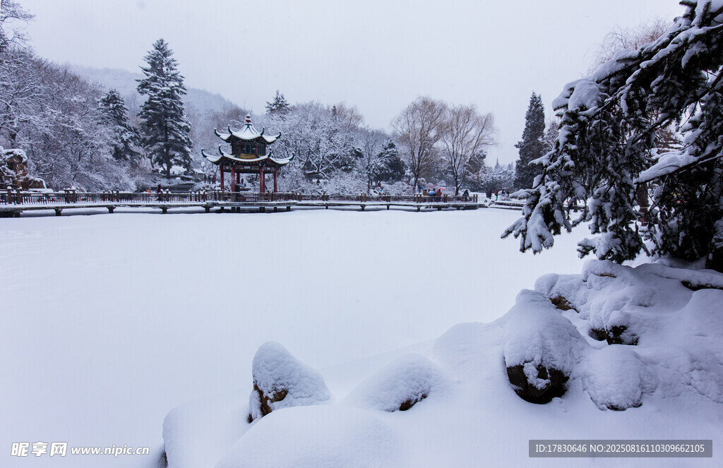 冬日雪景中的靜謐園林