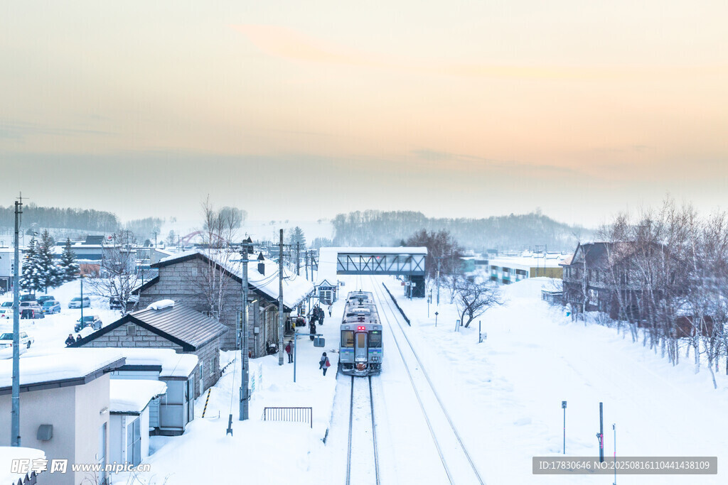 冬日雪景中的行駛列車