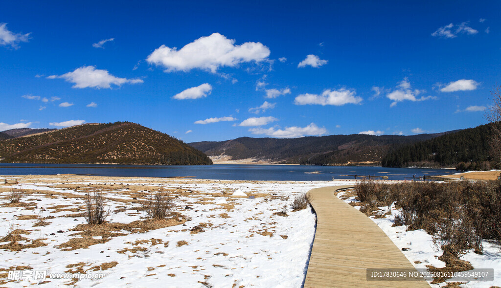 雪后湖邊步道美景