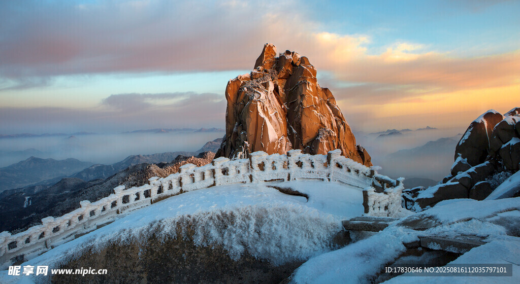雪山之巔的壯麗石峰景觀