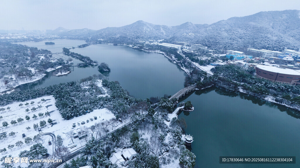 冬日河畔雪景俯瞰圖