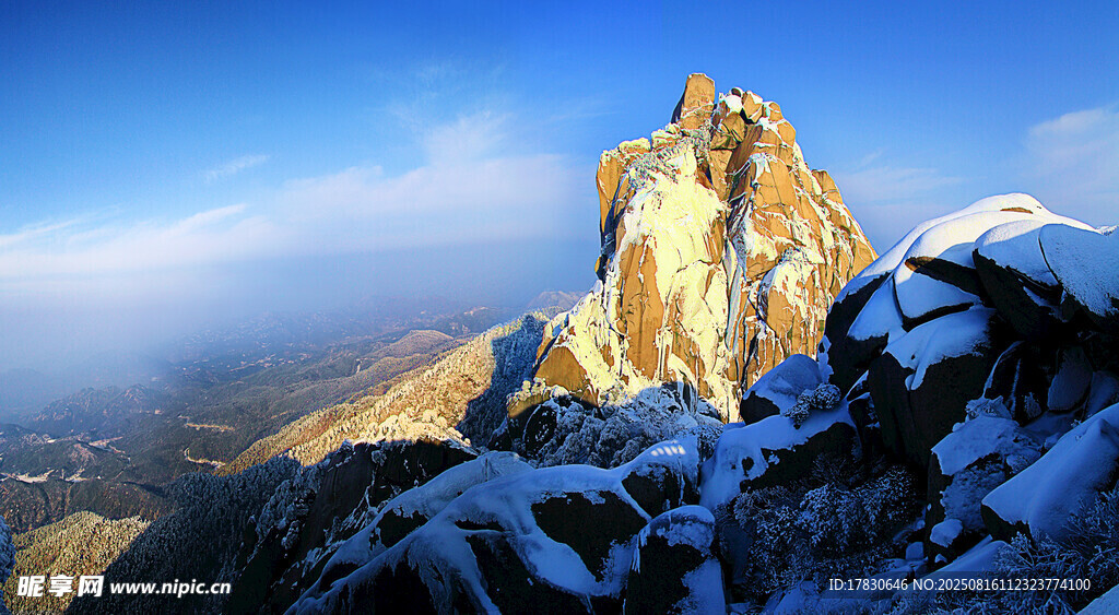 巍峨雪山壯麗山峰景象