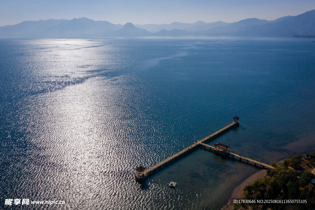 寧靜海邊棧橋美景
