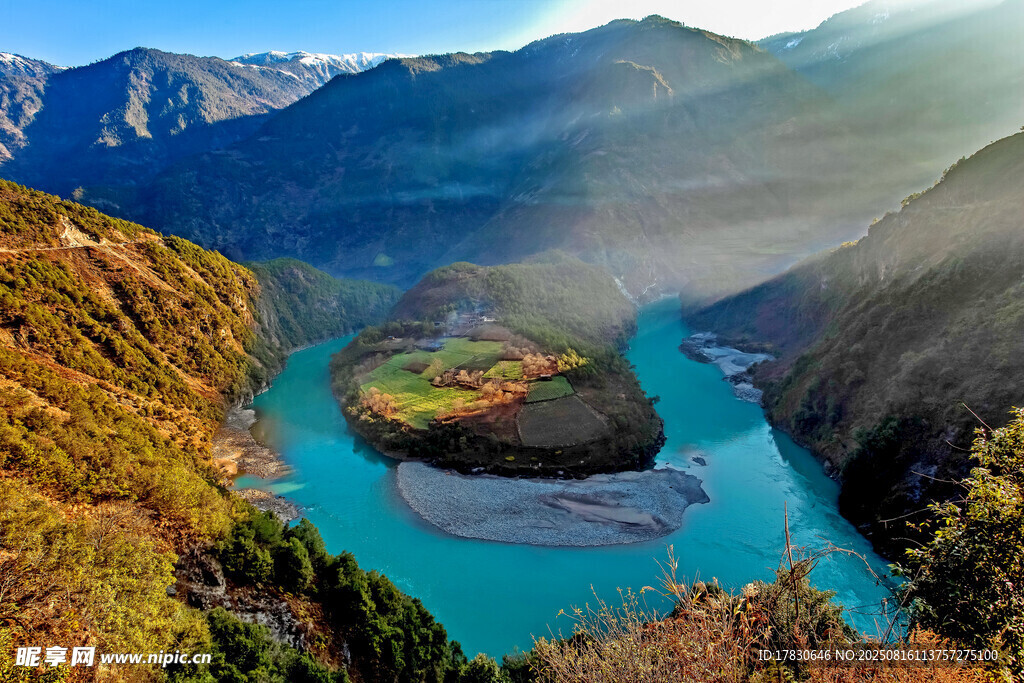 壯麗山河間的蜿蜒河流