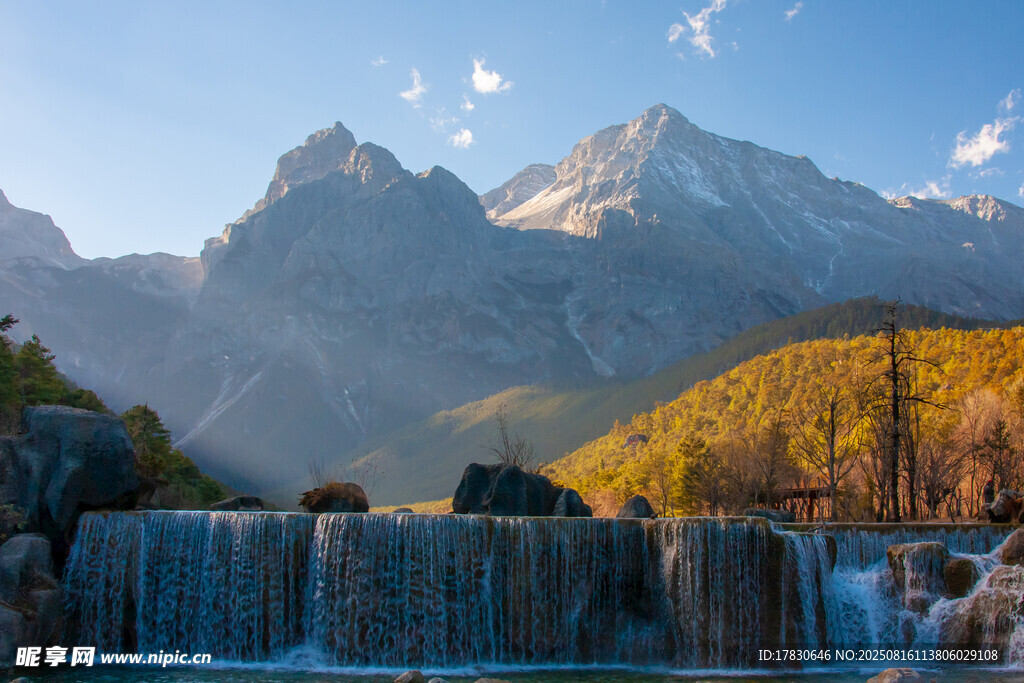 山間瀑布與壯麗山峰景觀