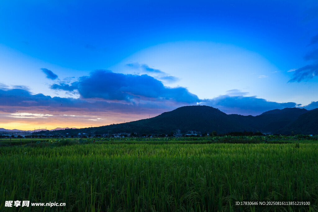 田野暮色中的美麗山景