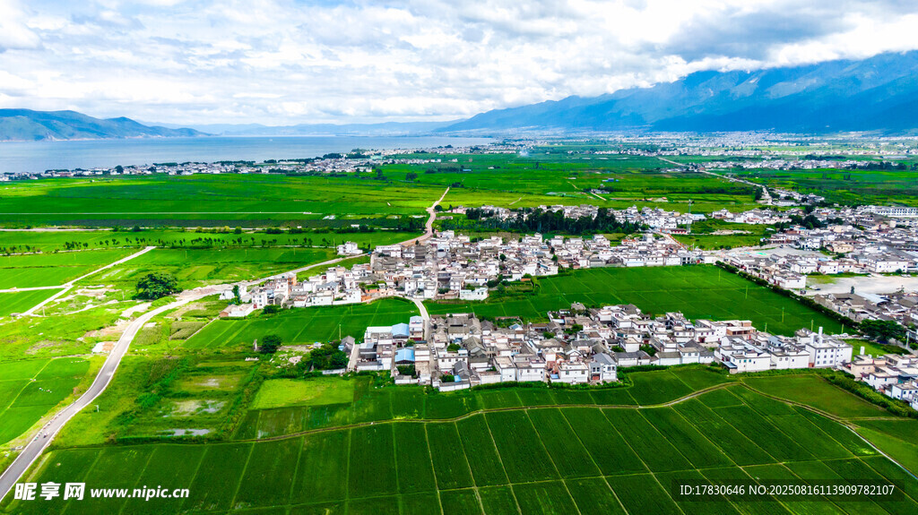 田園風(fēng)光中的村落美景