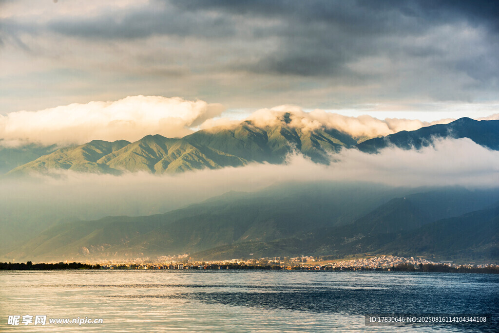 湖畔遠山云霧繚繞美景