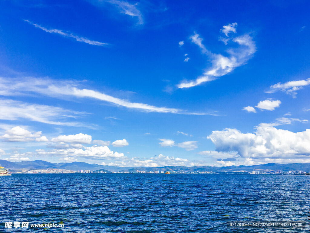 蔚藍(lán)大海與藍(lán)天白云美景
