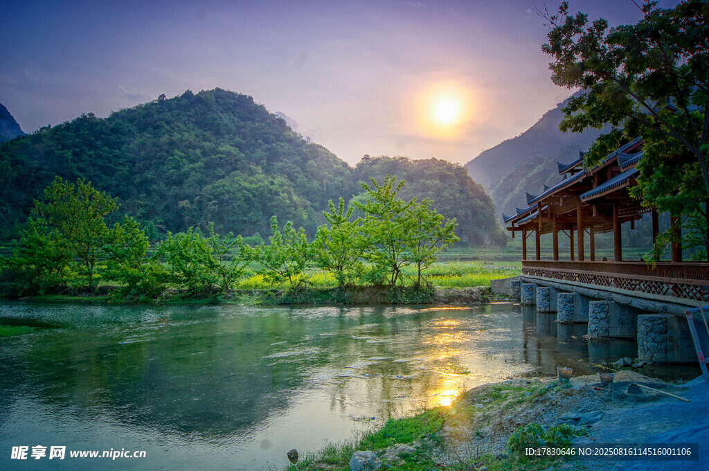 湖畔古建迎日出美景