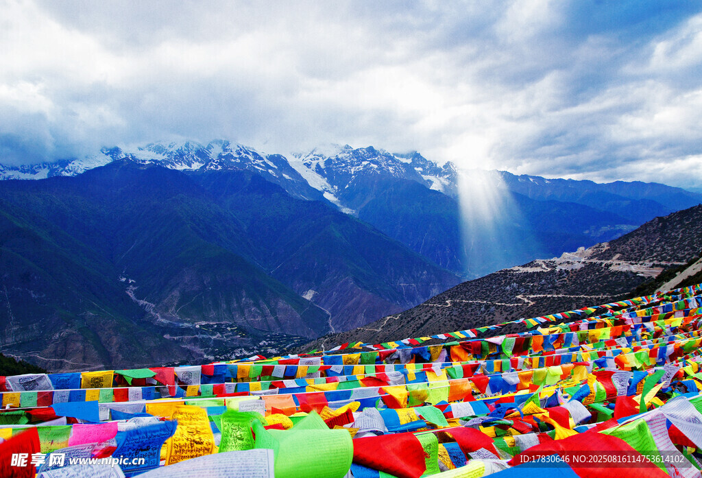 五彩經(jīng)幡裝點(diǎn)壯麗雪山