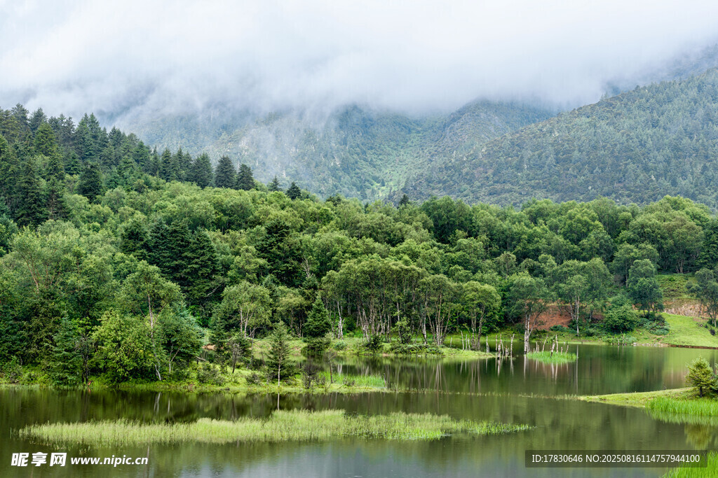 山林湖畔美景