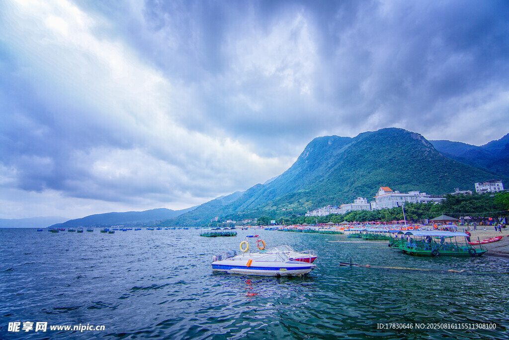 海上船只與遠(yuǎn)山云霧美景