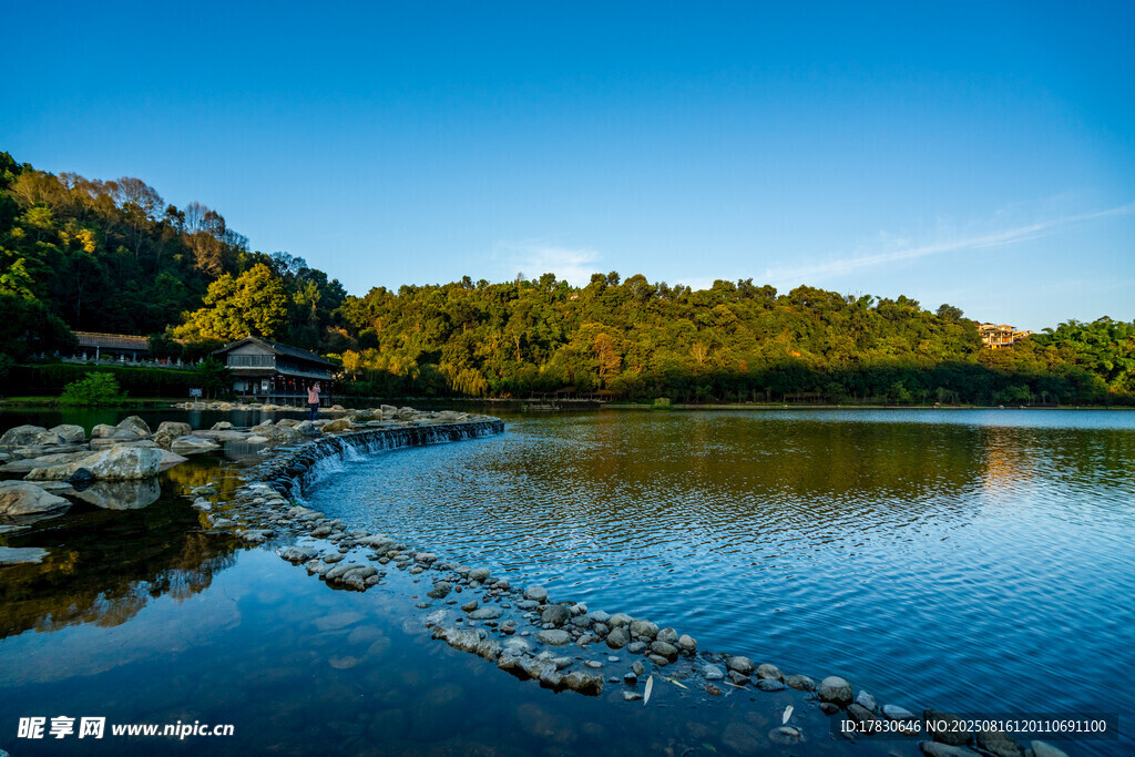 湖畔秋色美景