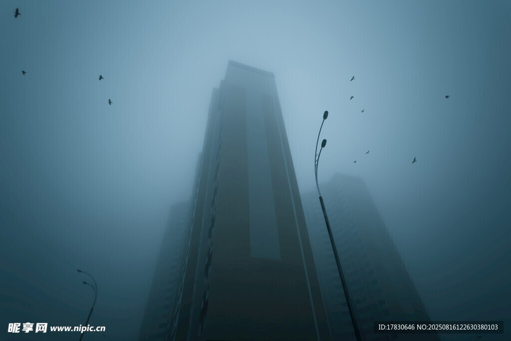 霧中高樓景象