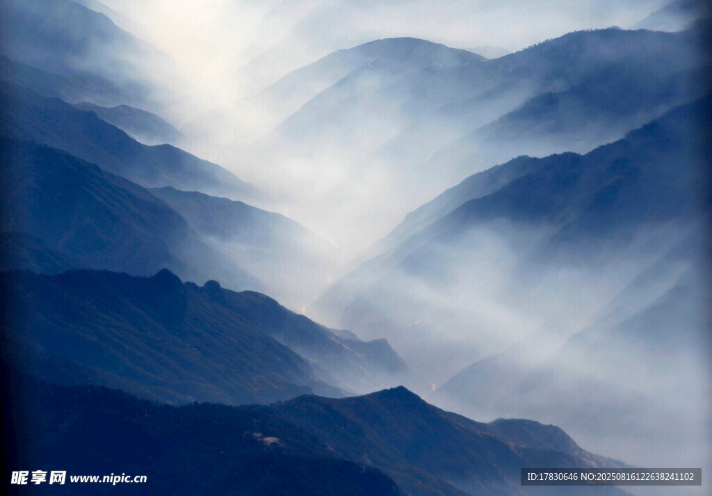 云霧繚繞的壯麗山巒
