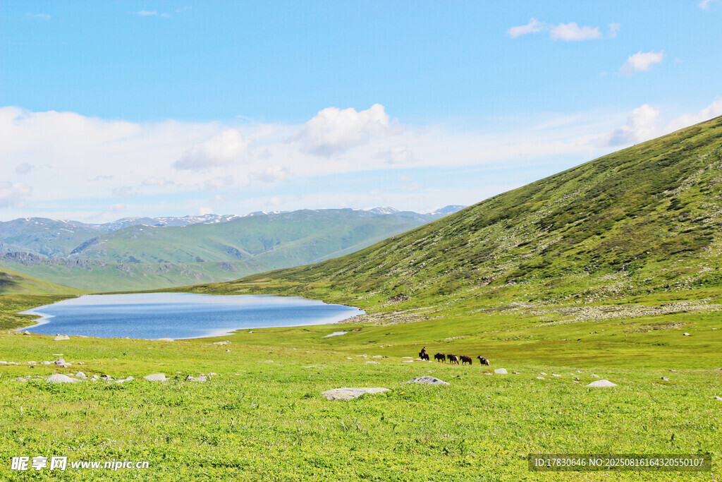 山間湖畔美景