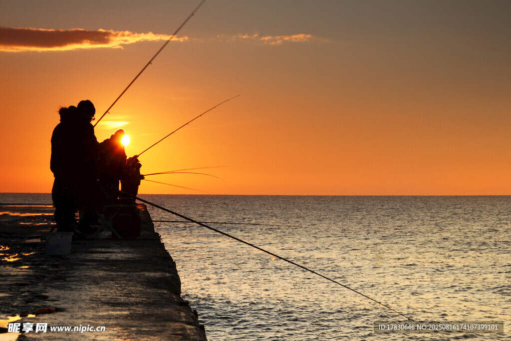 夕陽下的海邊垂釣者