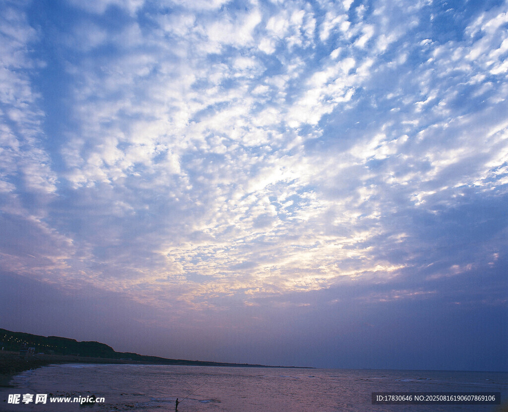 海邊天空的夢幻霞光美景