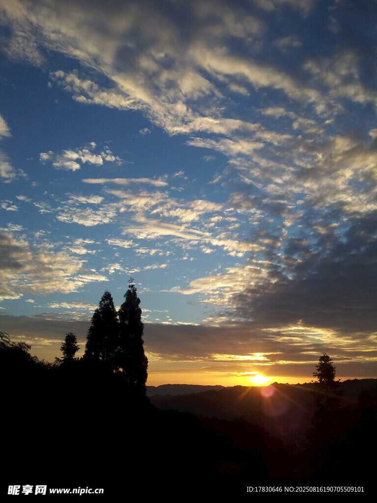 夕陽(yáng)下的山巒剪影