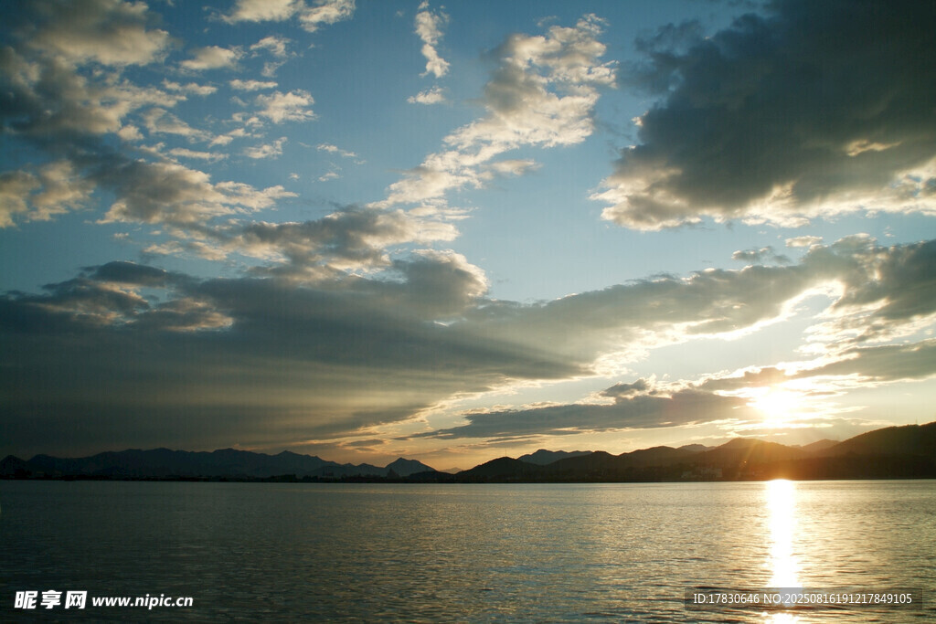 夕陽下波光粼粼的湖景