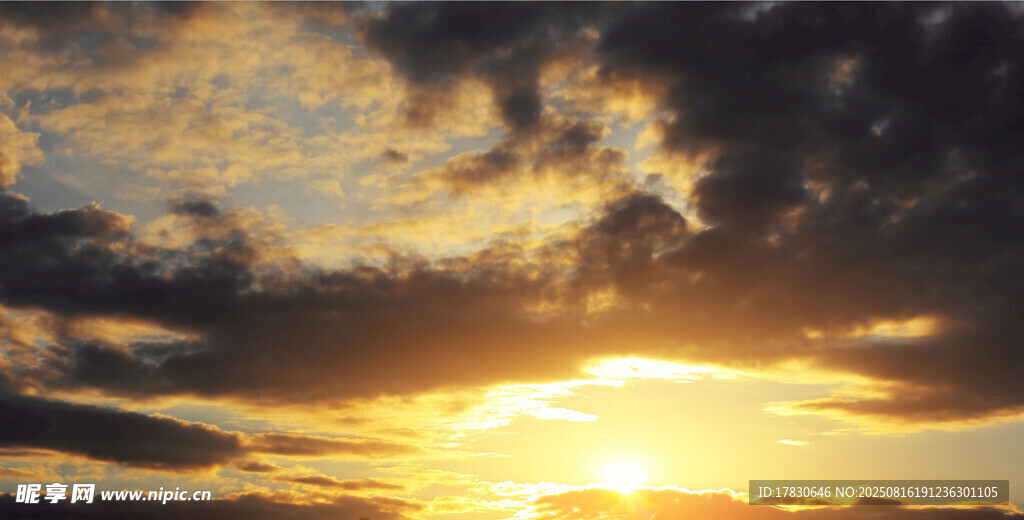 夕陽下的絢爛天空