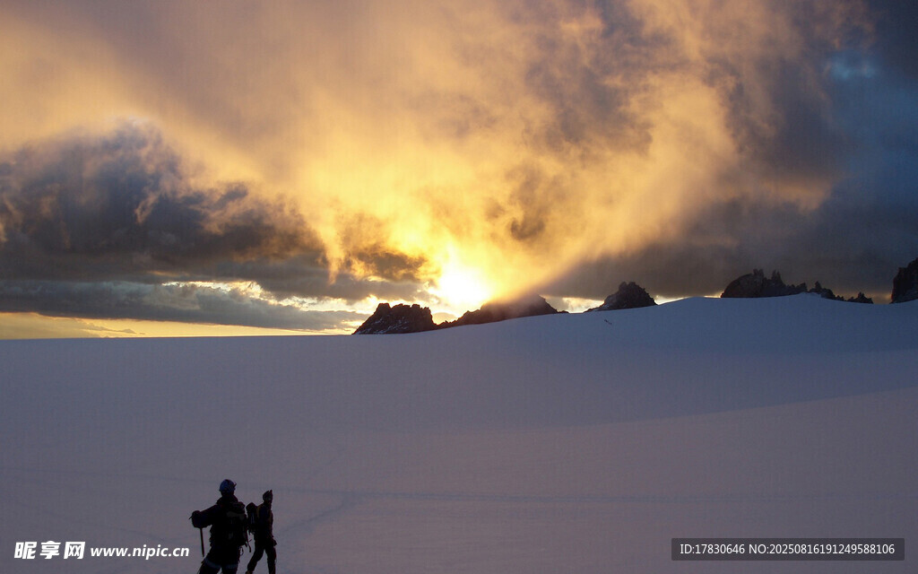 雪地夕陽下的徒步者
