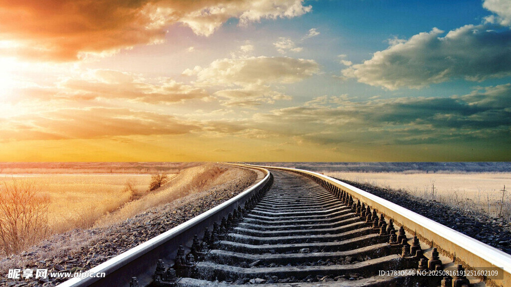 夕陽下延伸的鐵路軌道