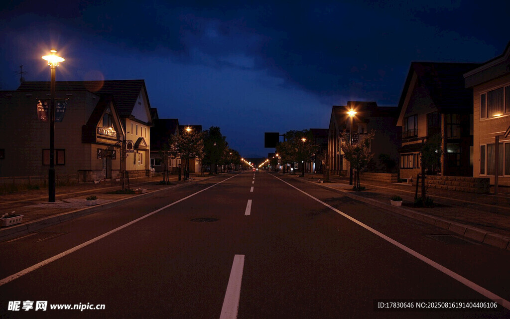 夜幕下寧?kù)o的街道