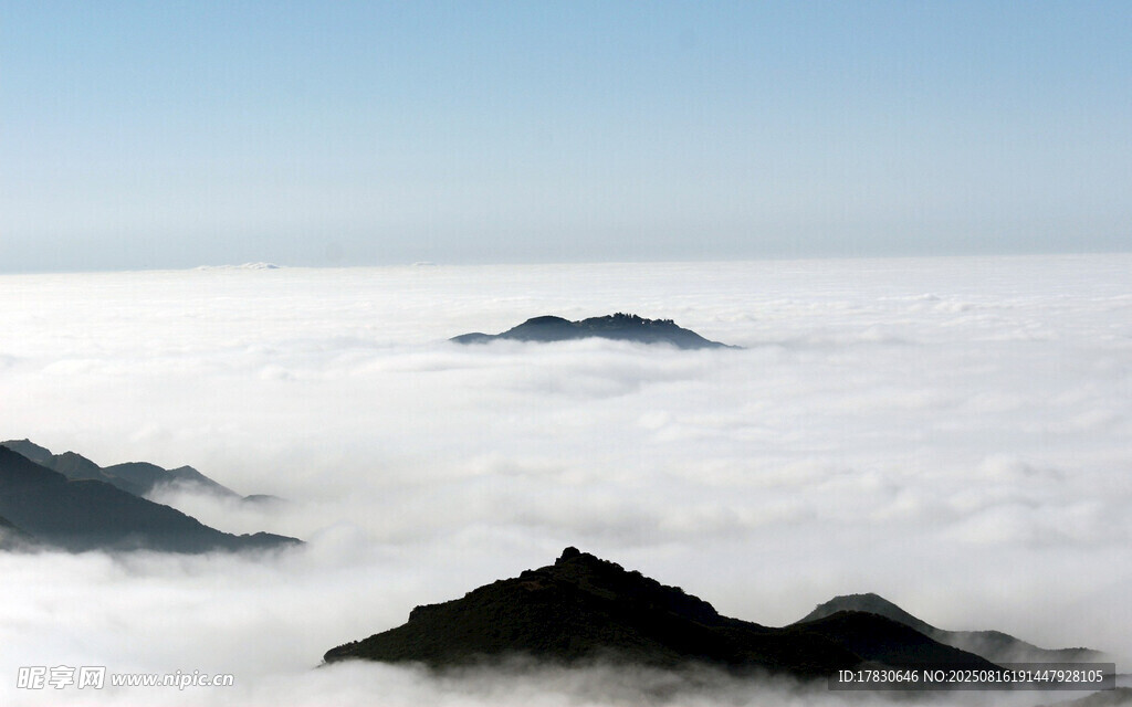 云海中的山巒美景