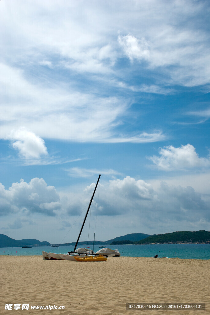 沙灘上的帆船與藍(lán)天美景