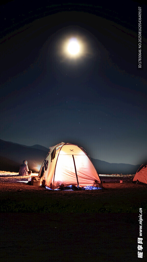 月夜下的露營(yíng)帳篷
