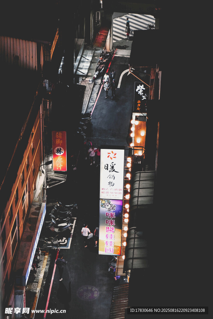 夜晚城市街頭的絢爛景象