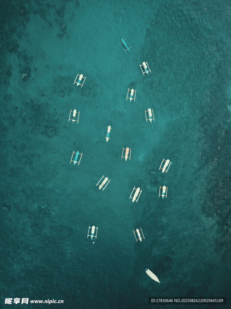 俯瞰海面船只