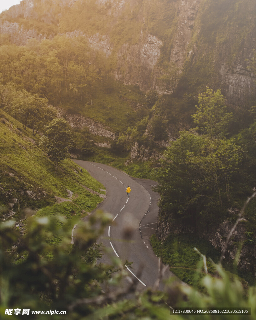 山間蜿蜒公路的美麗景致