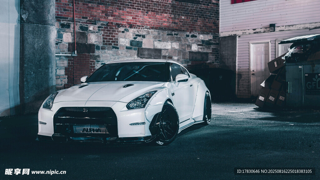 炫酷白色跑車于昏暗場(chǎng)景