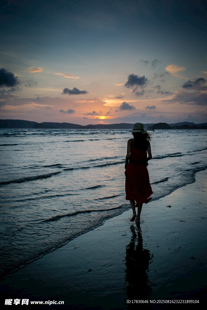 海邊女子獨賞日落美景