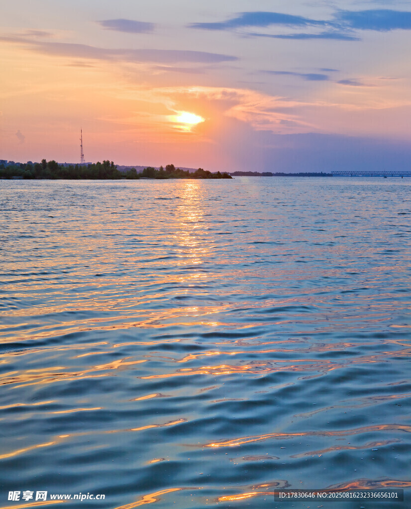 海邊日落波光粼粼美景
