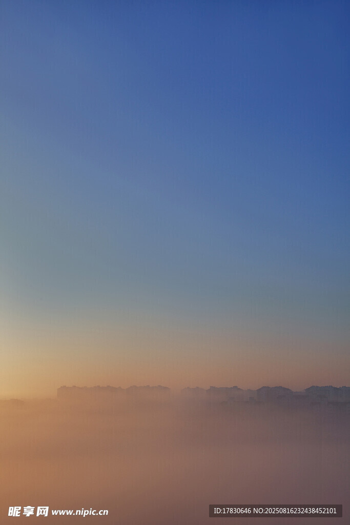 日出時(shí)分云霧繚繞的美景
