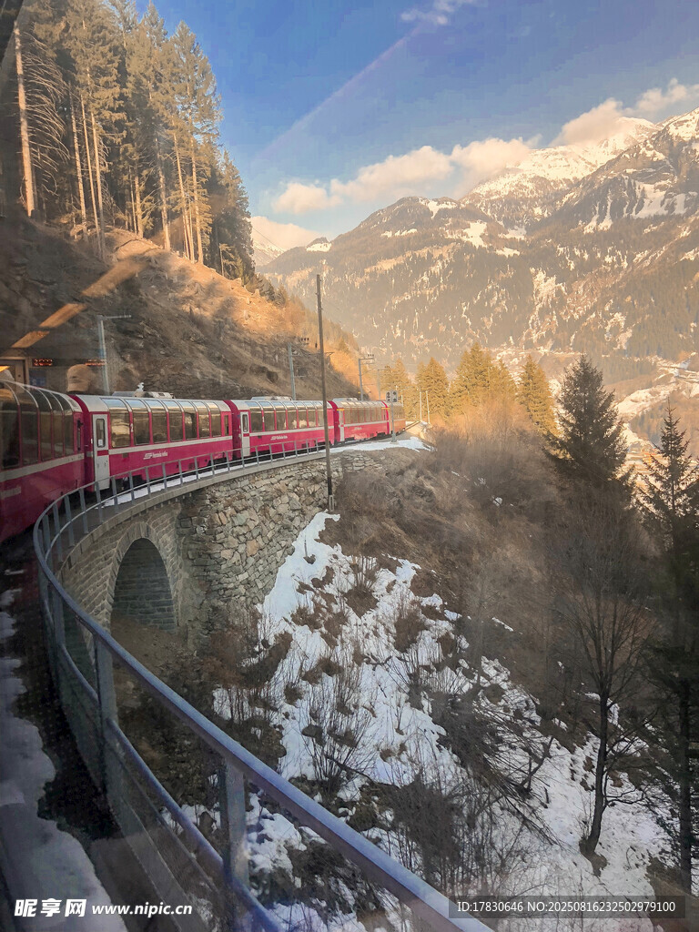 山間紅列車穿行雪景