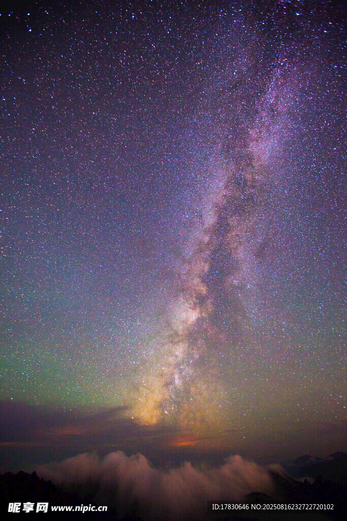 星空下云海中的璀璨銀河