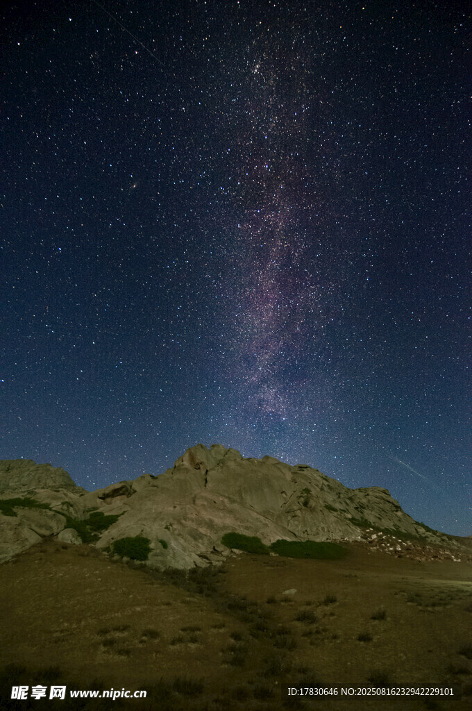 山間璀璨星空夜景