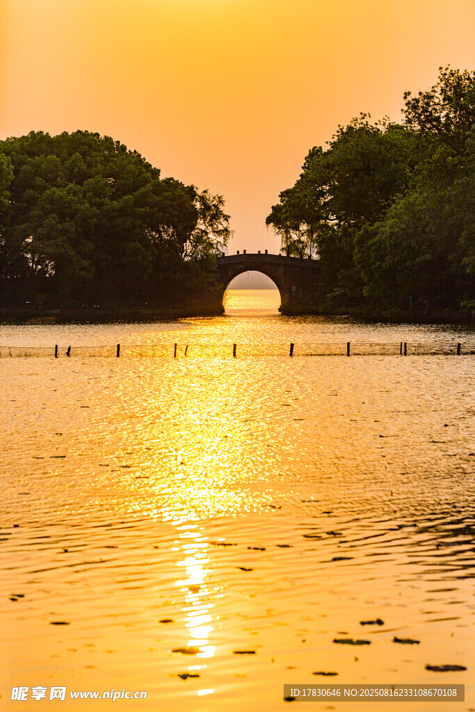 夕陽下湖面拱橋美景