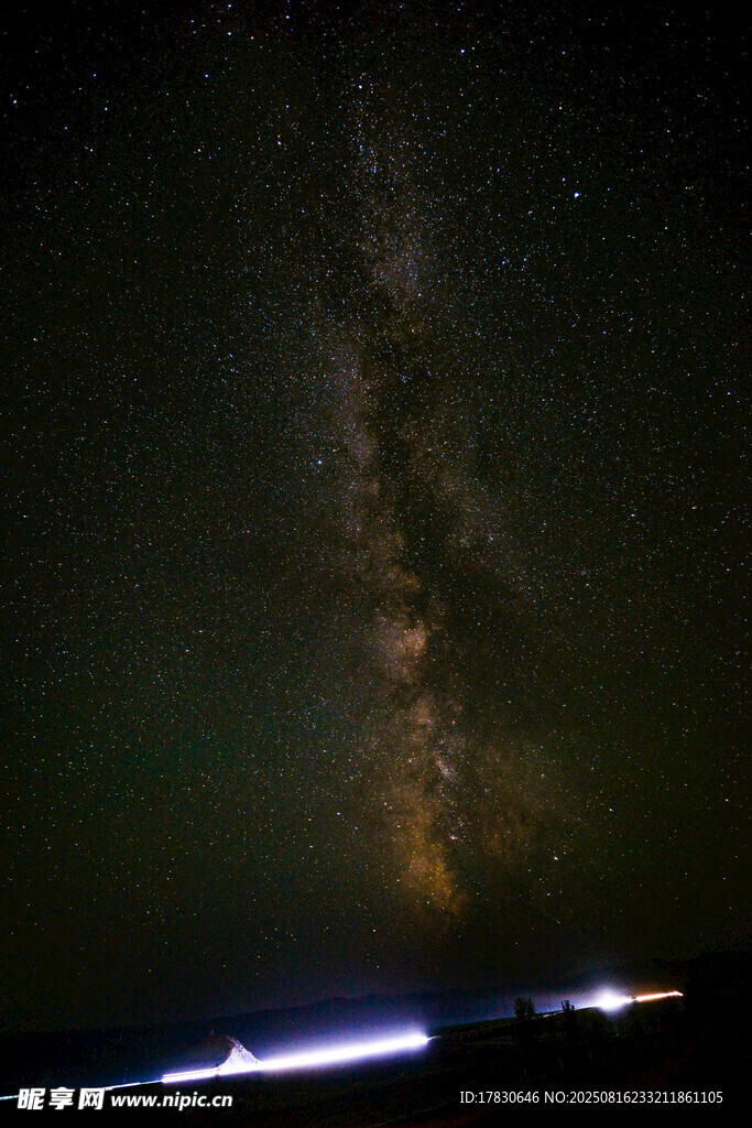 夜空下璀璨的星河景觀