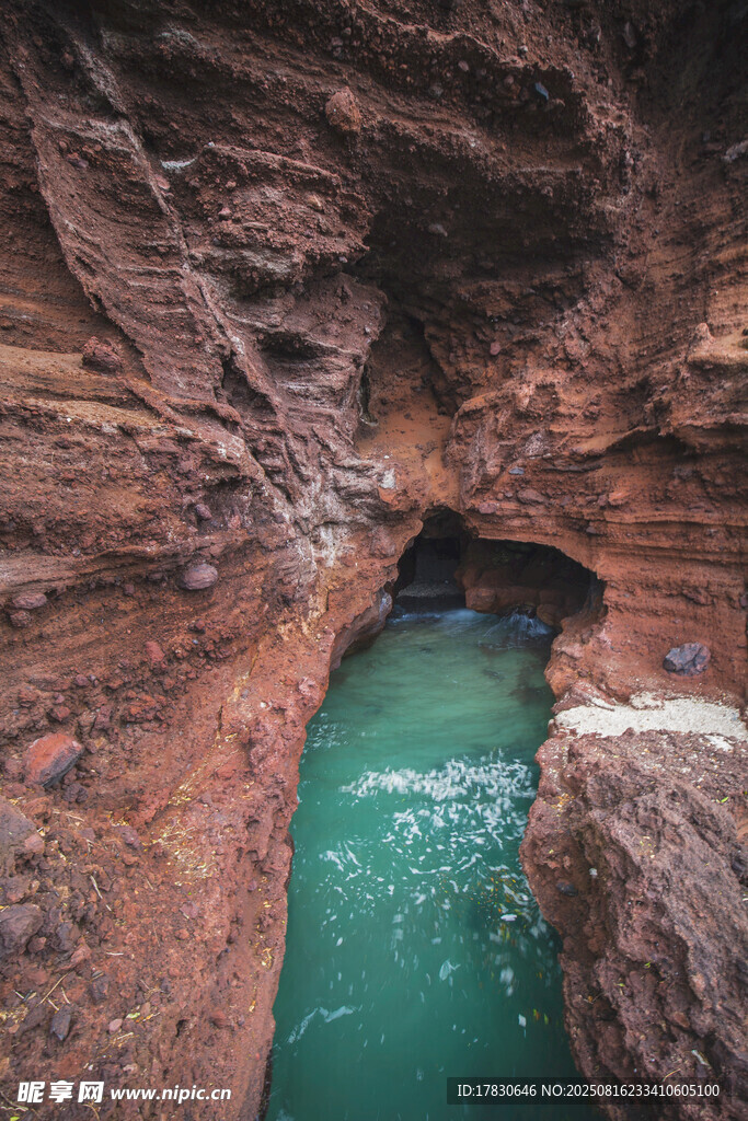 峽谷碧水洞景奇觀