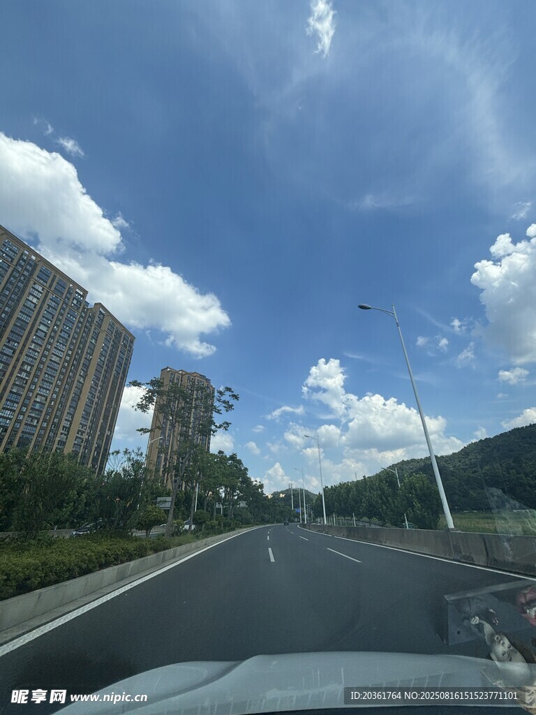 車內視角的藍天白云道路