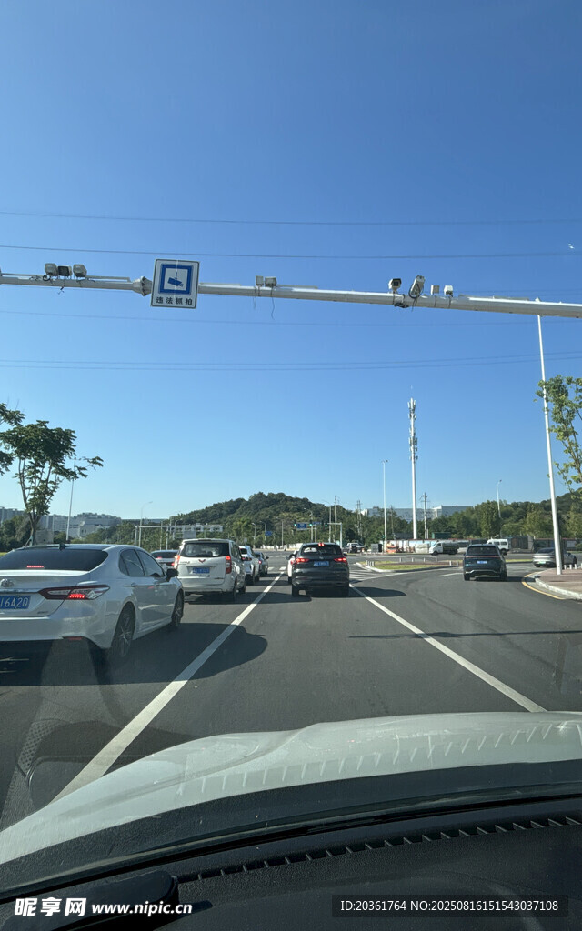 車(chē)內(nèi)視角的城市道路景象