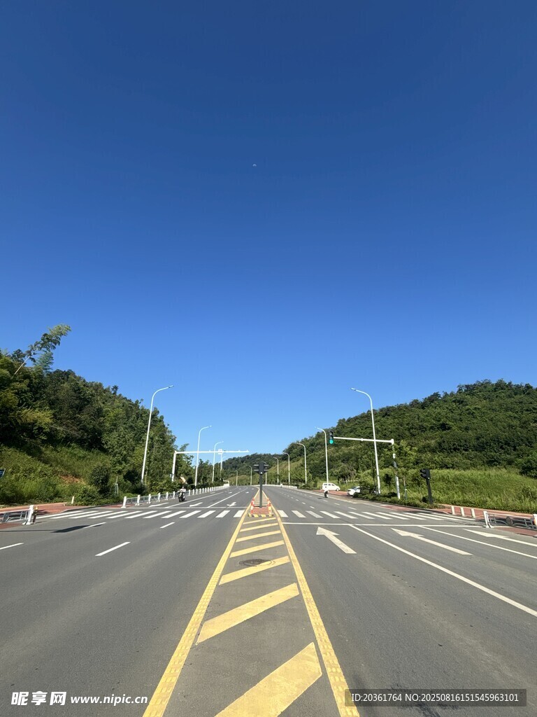 寬闊公路延伸向遠方