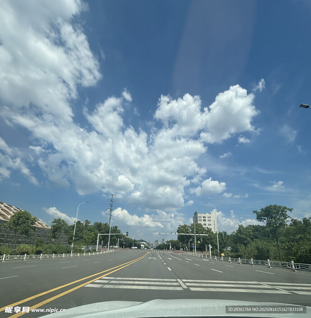 城市道路上空的藍(lán)天白云